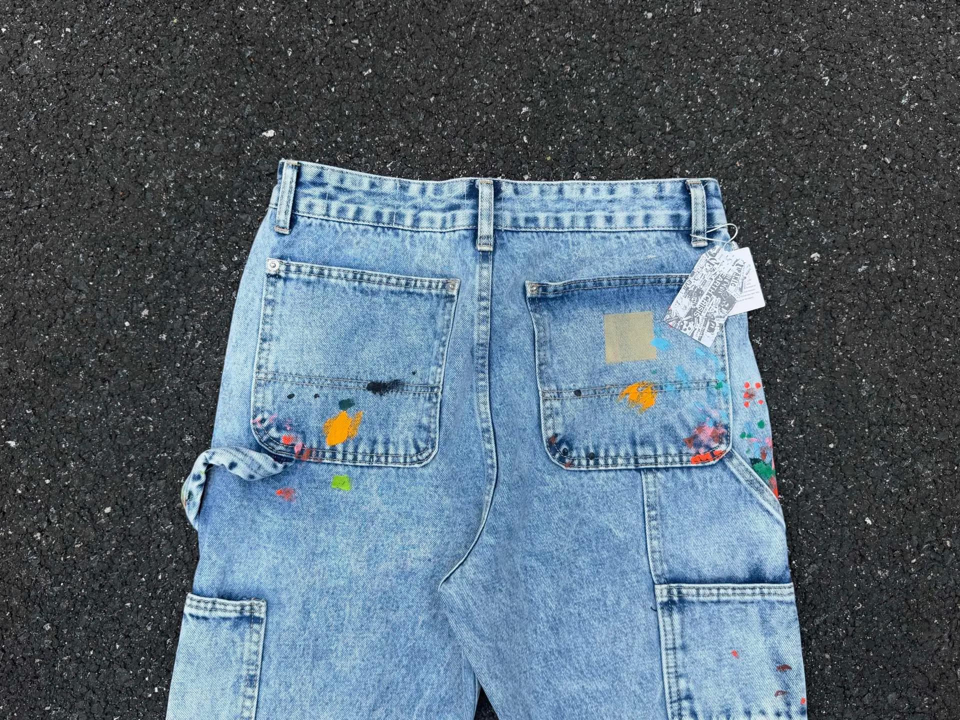P250💰G94 GALLERY DEPT. Spliced ​​patches, ink-splashed denim bell-bottoms, washed distressed patchwork jeans, denim washing factory. During the process, the owner of the washing factory helped introduce a boss who once worked at Levi's OEM factory and then started his own business. This also paved the way for the following styles. Therefore, Levi's remodeled single product for the base plate is really familiar. Whether it is the fabrics supplied or the lathes used in production, there is nothing to choose from. -Color: blue -Number of codes: 28 30 32 34 36